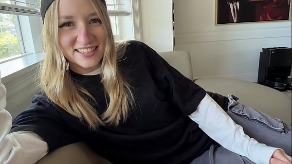 Юная брюнетка с другом устроила откровенную игру дома