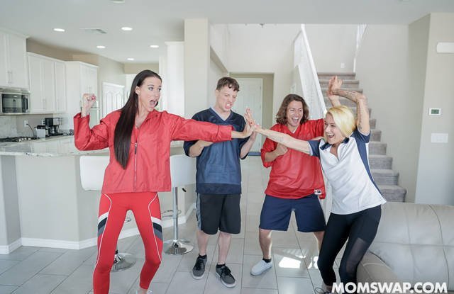 Мамки после тренировки стягивают шорты с сыновей и чувственно сосут их хуи Мамки после тренировки стягивают шорты с сыновей и чувственно сосут их хуи