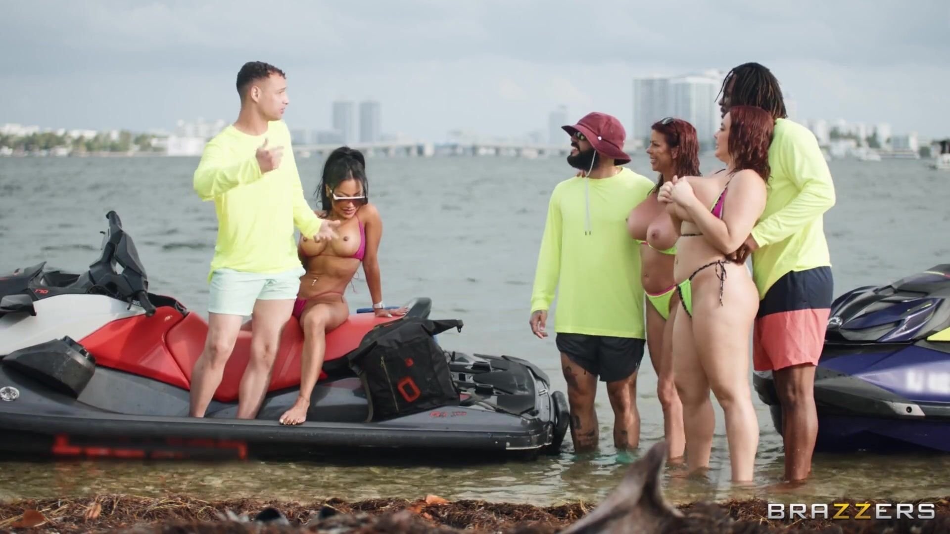 Милфы устроили движ в Майами - будет много секса