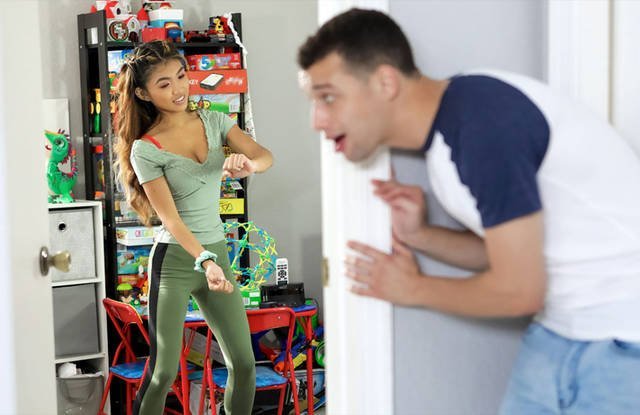 Худая латина после зарядки пошла скакать вагиной на братской елде Худая латина после зарядки пошла скакать вагиной на братской елде